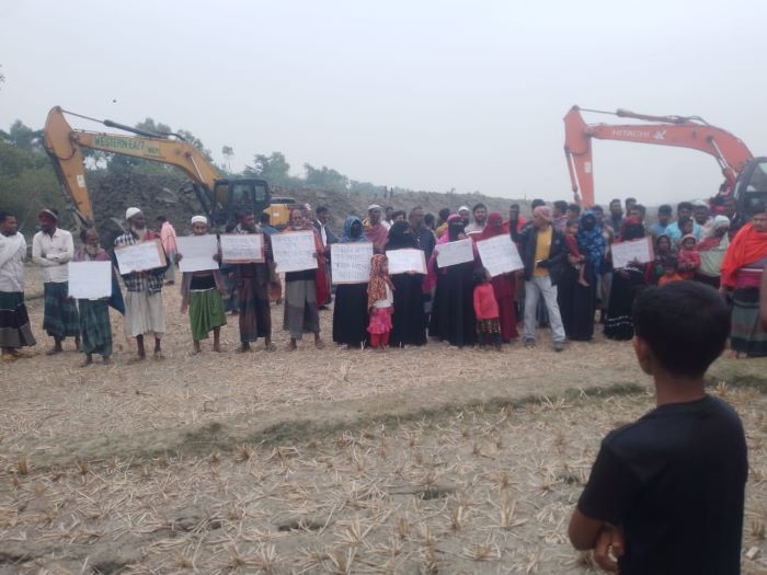 মনপুরায় বেড়িবাঁধের কাজ নদীর পার দিয়ে নেয়ার দাবিতে মানববন্ধন